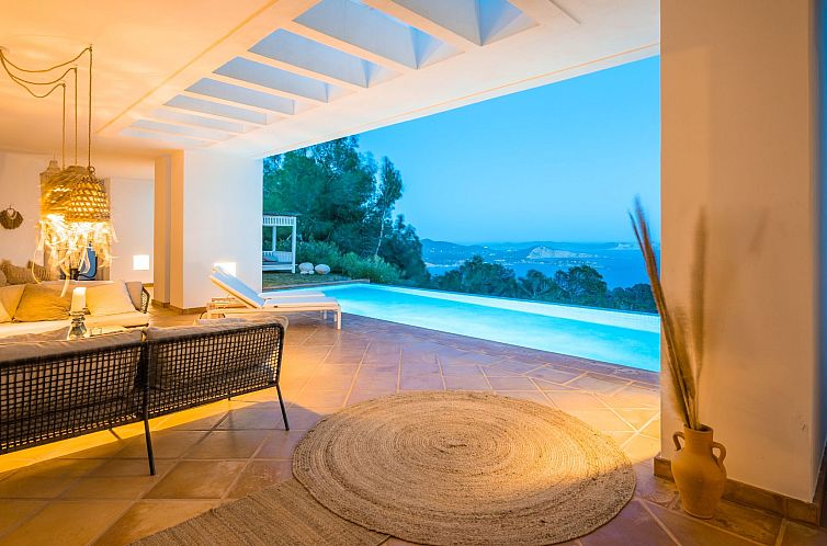 Vakantiehuis in Es Cubells mit Privatem Pool