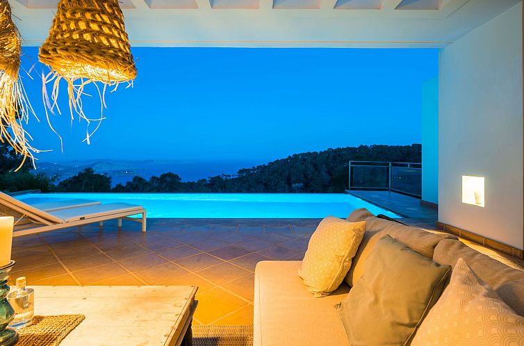 Vakantiehuis in Es Cubells mit Privatem Pool