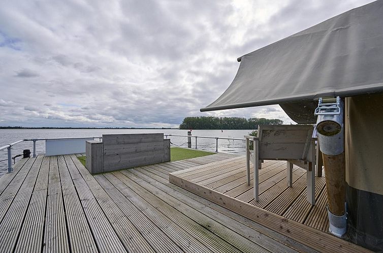Veranda van Safaritent XS voor 2 personen in Biddinghuizen, Flevoland met uitzicht op het water.