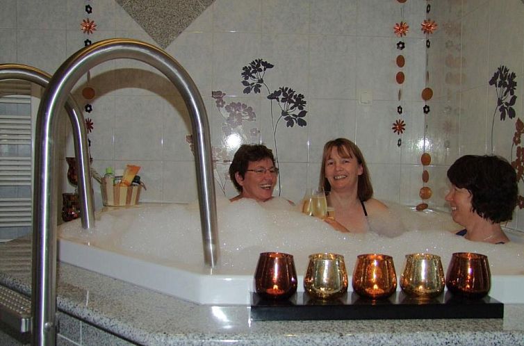 Cushy Apartment with Jacuzzi, Sauna, Solarium, BBQ, Balcony