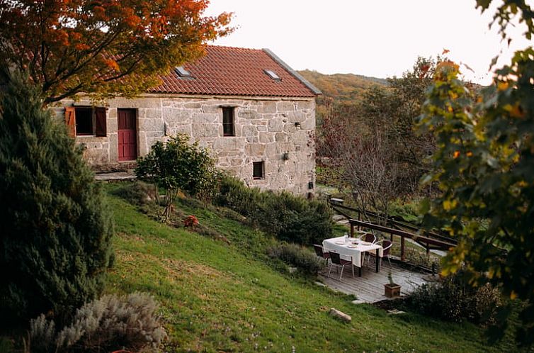 Entdecken Sie ein Ferienhaus in A Lama, Gruenes Spanien, mit einer rustikalen Terrasse und Panoramablick auf die gruene Umgebung.