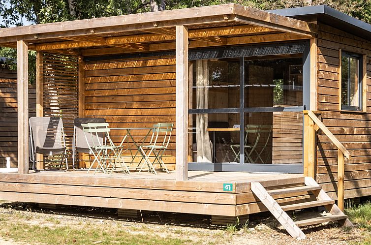 Geniet van de serene natuur op het terras van Evasion Chalet, een vakantiehuis in Lalin, Spanje.