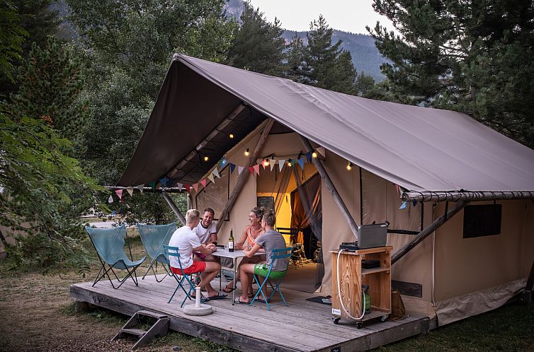 Ontspannen op het terras van de Trappeur tent in Lalin, Het groene Spanje, omgeven door natuur voor een perfecte glamping vakantie.
