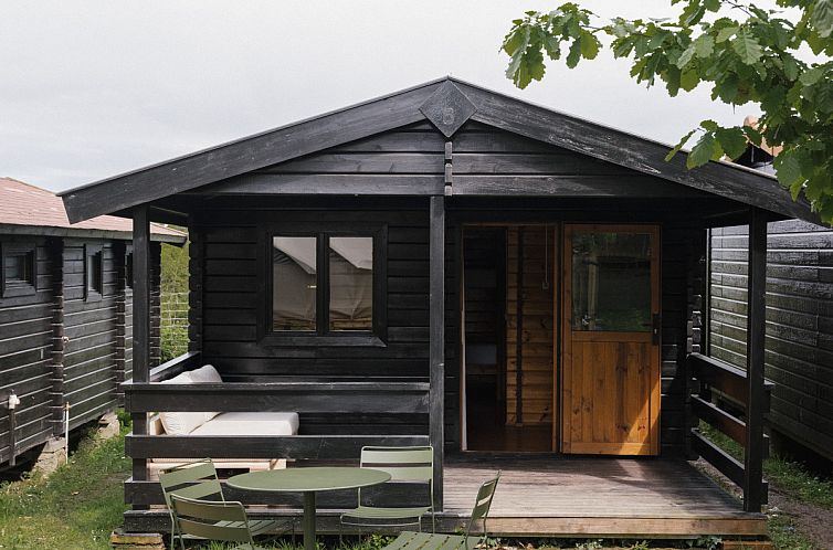 Geniessen Sie die Ruhe auf der Terrasse des Bungalows Basic Family im gruenen Cudillero, Spanien.