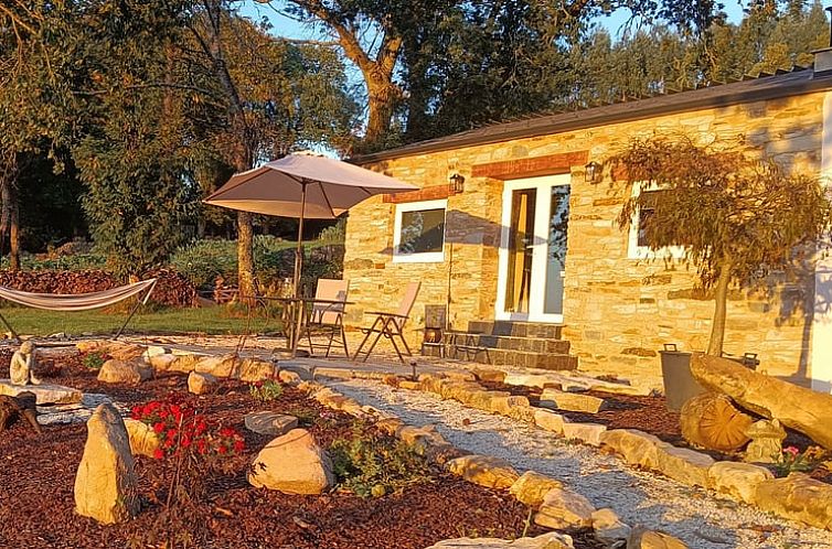 Gezellig vakantiehuis in Begonte, Spanje, omgeven door natuur en rustgevend terras.