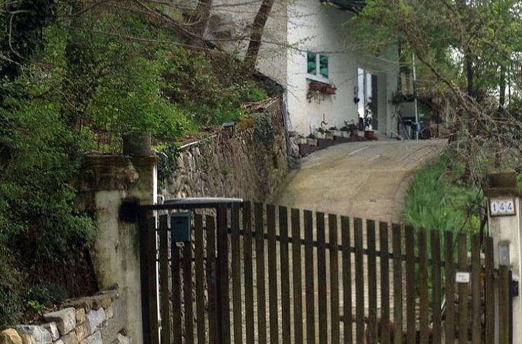 Gemuetliche Unterkunft in San Dorligo della Valle, Italien, mit einer ruhigen Zufahrt und umgeben von ueppiger Natur und Steindetails.