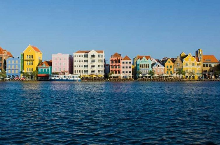 Ervaar Willemstad Curacao, een charmant appartement met uitzicht op de iconische waterkant van Willemstad, Curacao, Nederlandse Antillen.