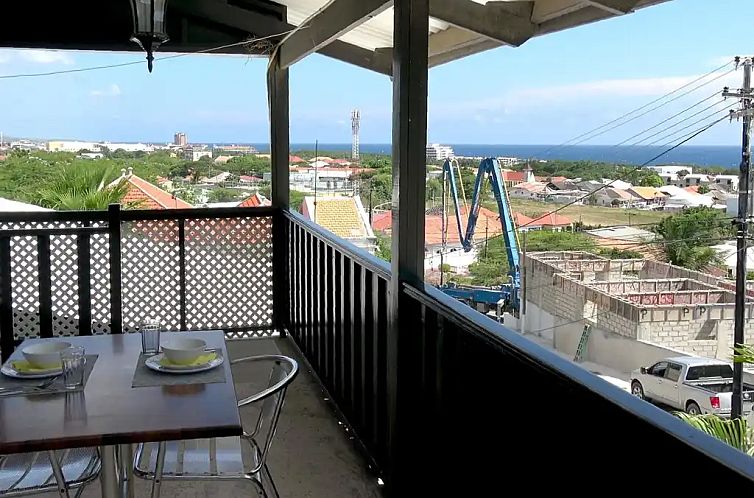 Studio + eigen terras + zwembad