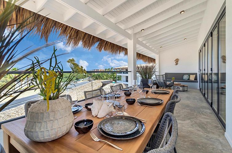 Ontspan op de veranda van Penthouse zeezicht in Kralendijk, Bonaire, een exclusieve vakantiewoning met prachtig uitzicht op de oceaan.