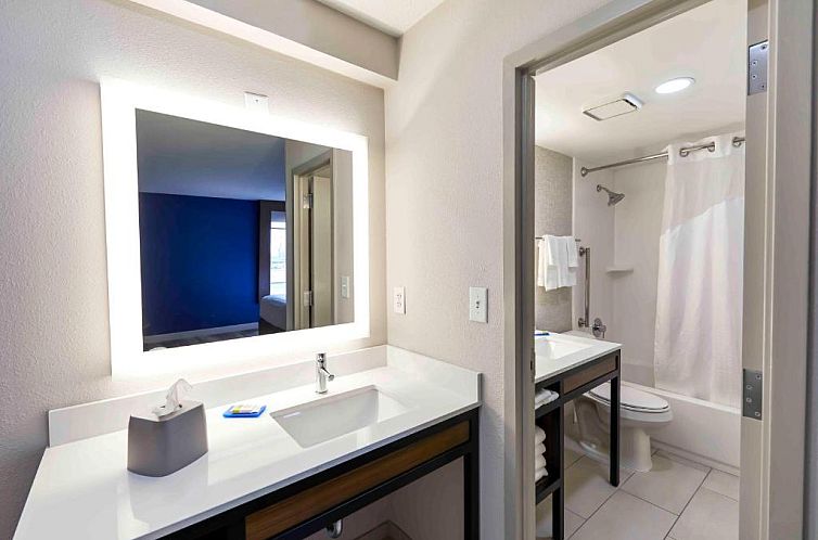 Holiday Inn Express Nashville-Downtown Conference Center, an