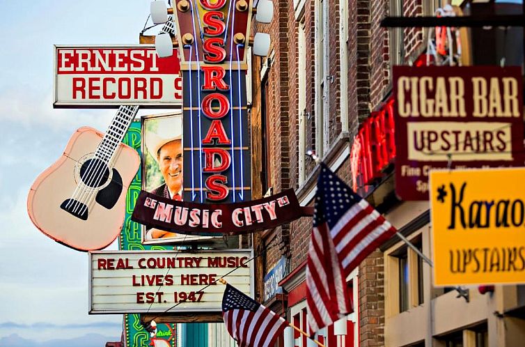 Holiday Inn Express Nashville-Downtown Conference Center, an