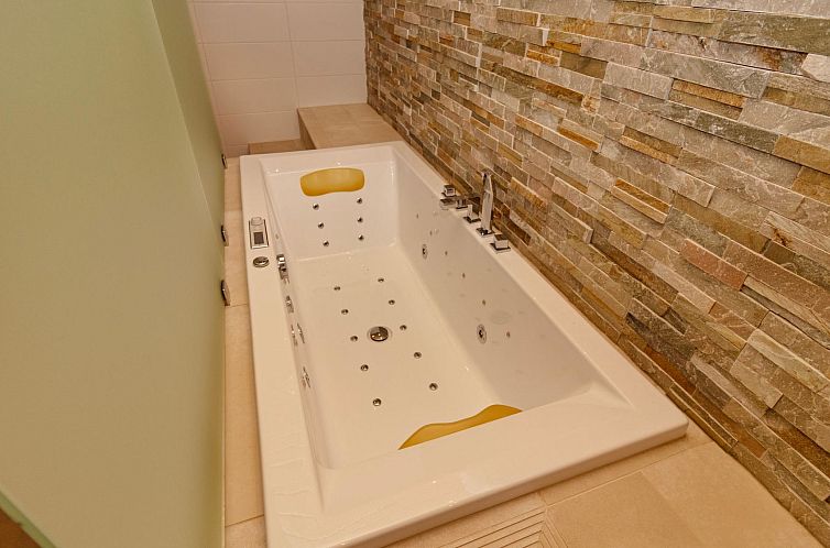 Vakantiehuis Holy lake chalet a
