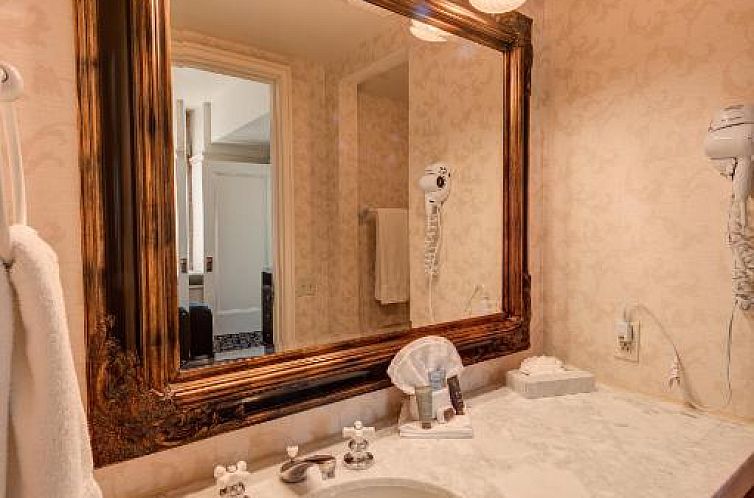 Gaslamp Plaza Suites