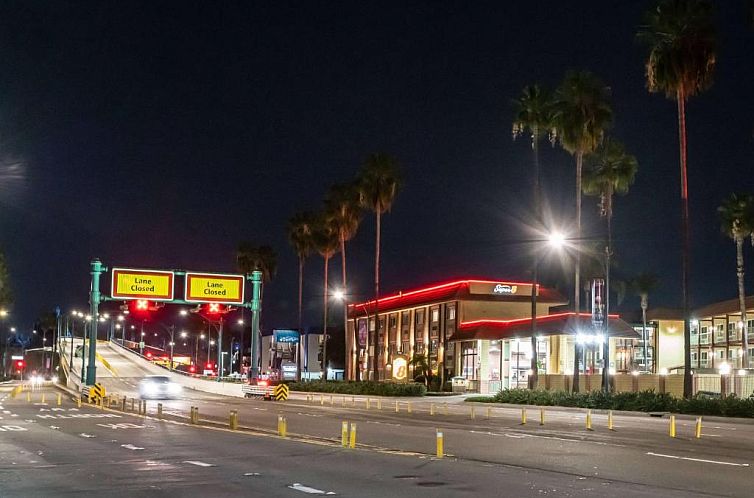 Super 8 by Wyndham Anaheim/Disneyland Drive