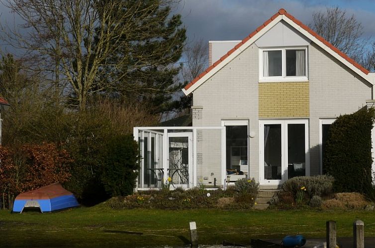 Oer de Wjuk vakantiehuis in Makkum met uitzicht op de tuin en het IJsselmeer.