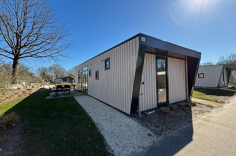 Modern chalet in Hindeloopen with sunny terrace, Friesland vacation home.