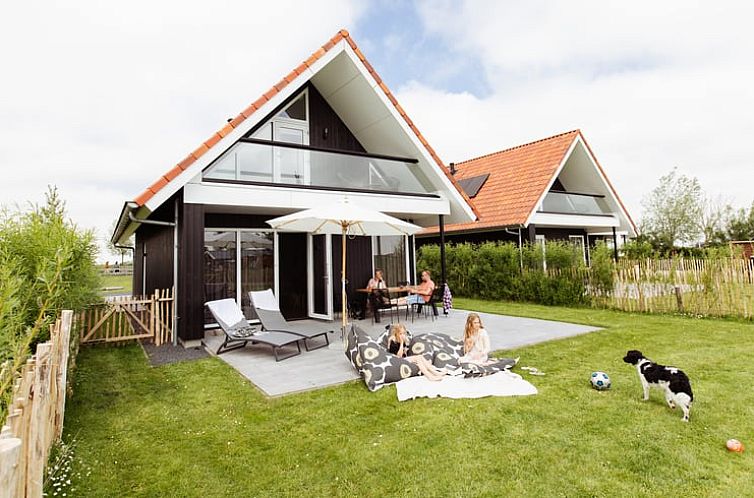 Enjoy the green garden at Huisje in Dokkum, a charming vacation home in Friesland.