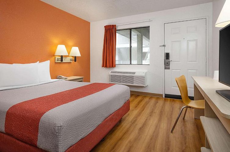 Motel 6-Buena Park, CA - Knotts Berry Farm - Disneyland