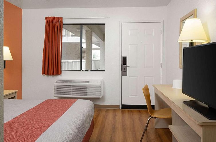 Motel 6-Buena Park, CA - Knotts Berry Farm - Disneyland