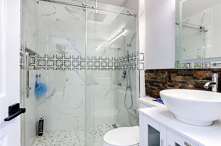 Vakantiehuis Sonniger Privatpool mit freistehendem Whirlpool