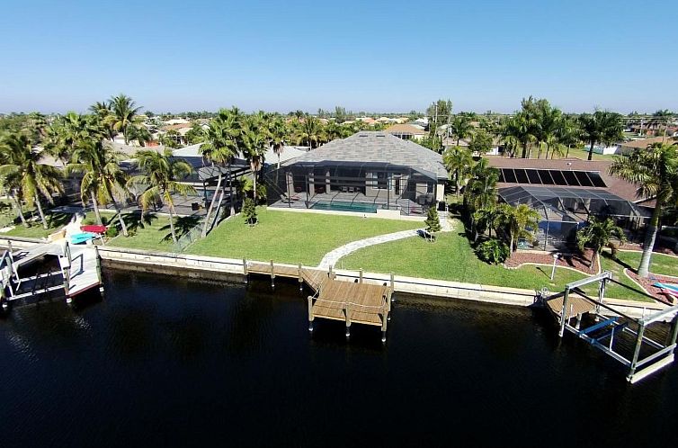 Vakantiehuis Luxuriöse Villa mit privatem Steg