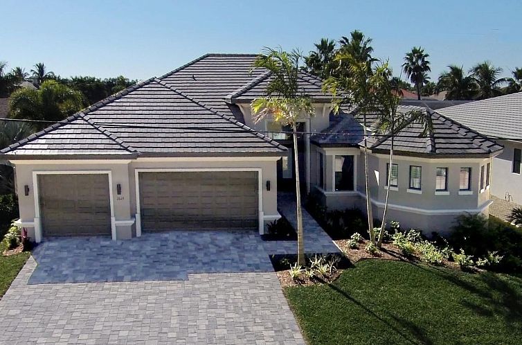 Vakantiehuis Luxuriöse Villa mit privatem Steg