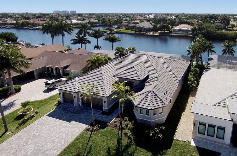 Vakantiehuis Luxuriöse Villa mit privatem Steg