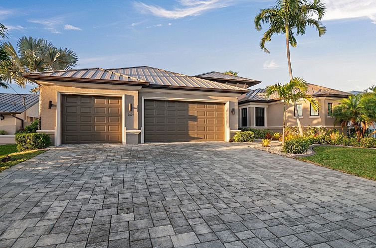 Vakantiehuis Luxuriöse Villa mit privatem Steg