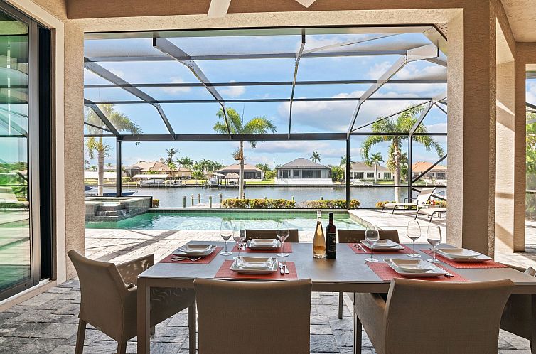 Vakantiehuis Luxuriöse Villa mit privatem Steg