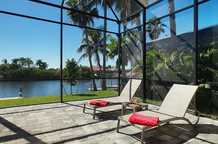 Vakantiehuis Luxuriöse Villa mit privatem Steg