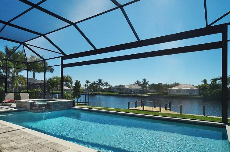 Vakantiehuis Luxuriöse Villa mit privatem Steg