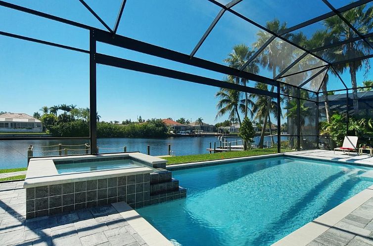 Vakantiehuis Luxuriöse Villa mit privatem Steg