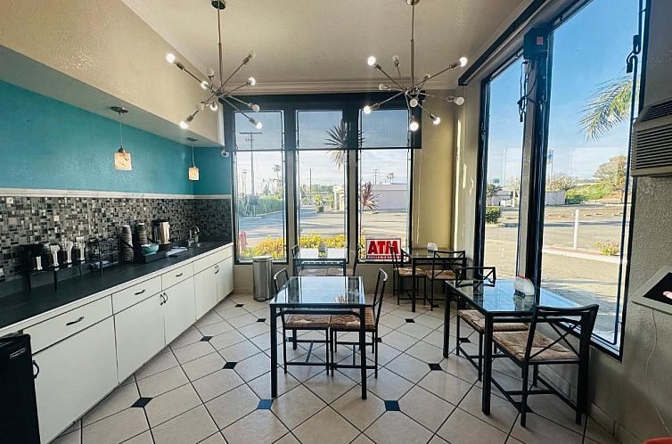 Howard Johnson by Wyndham Orange Hotel & Suites