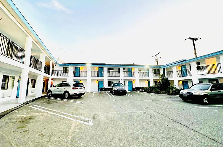 Howard Johnson by Wyndham Orange Hotel & Suites