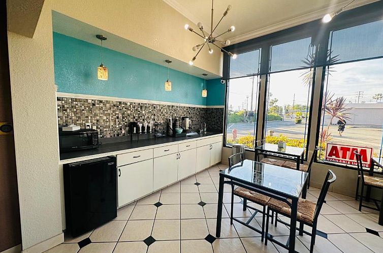 Howard Johnson by Wyndham Orange Hotel & Suites