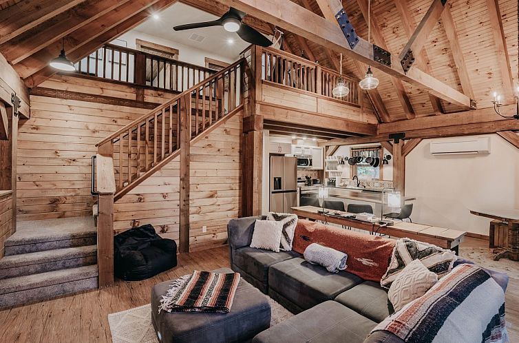 Vakantiehuis Neues modernes rustikales Haus mit AC, Whirlpoo