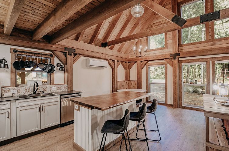 Vakantiehuis Neues modernes rustikales Haus mit AC, Whirlpoo