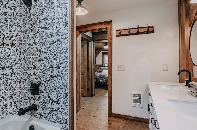 Vakantiehuis Neues modernes rustikales Haus mit AC, Whirlpoo