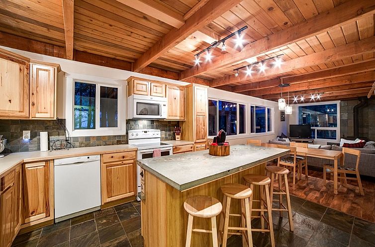 Vakantiehuis Neu gestaltete Hütte mit Whirlpool, Holzofen, 