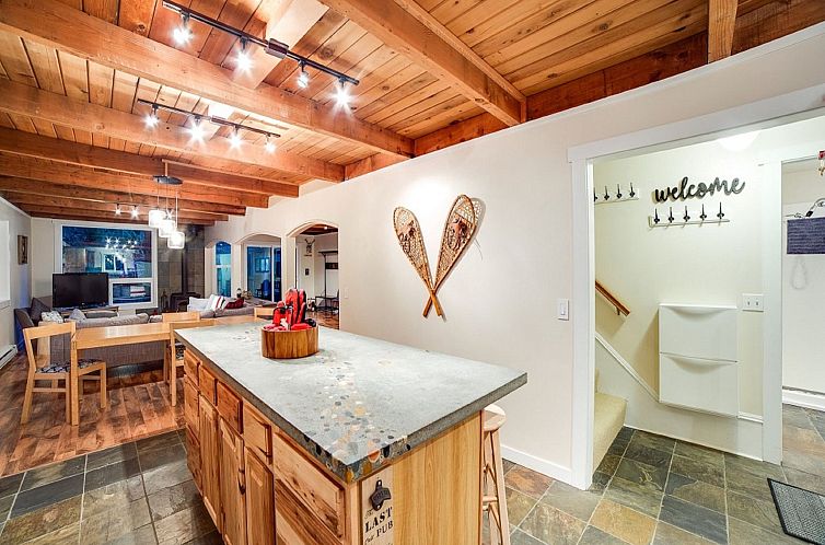 Vakantiehuis Neu gestaltete Hütte mit Whirlpool, Holzofen, 