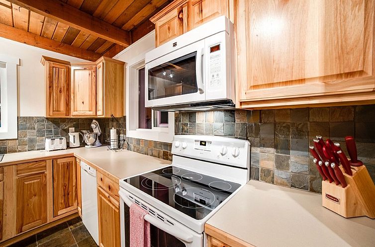 Vakantiehuis Neu gestaltete Hütte mit Whirlpool, Holzofen, 