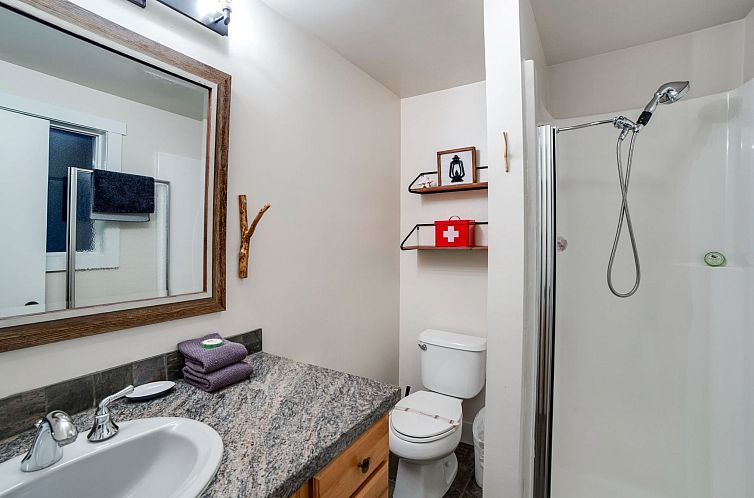 Vakantiehuis Neu gestaltete Hütte mit Whirlpool, Holzofen, 