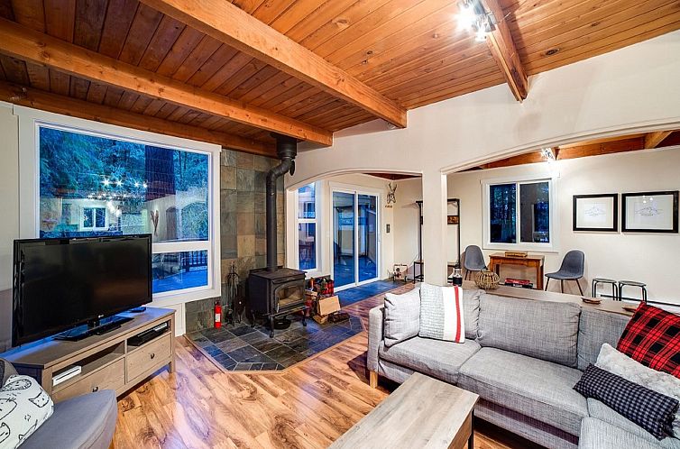 Vakantiehuis Neu gestaltete Hütte mit Whirlpool, Holzofen, 