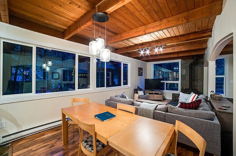 Vakantiehuis Neu gestaltete Hütte mit Whirlpool, Holzofen, 