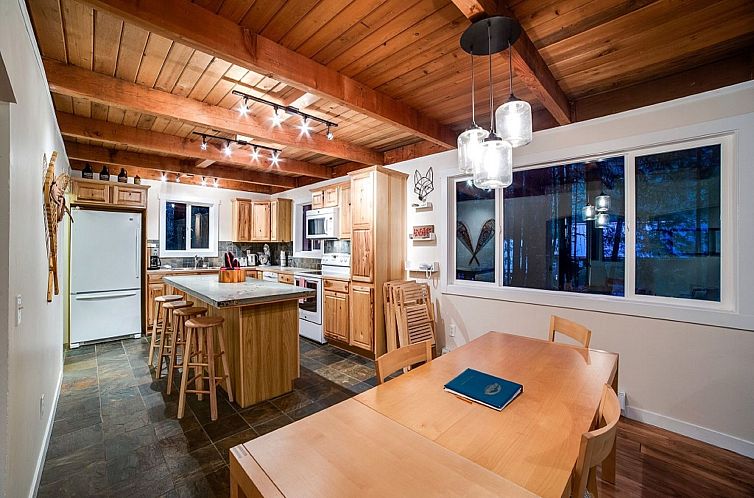 Vakantiehuis Neu gestaltete Hütte mit Whirlpool, Holzofen, 