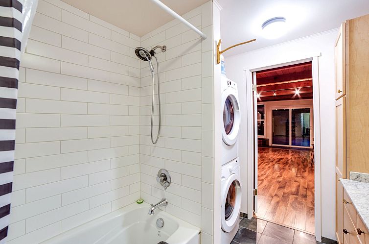 Vakantiehuis Neu gestaltete Hütte mit Whirlpool, Holzofen, 