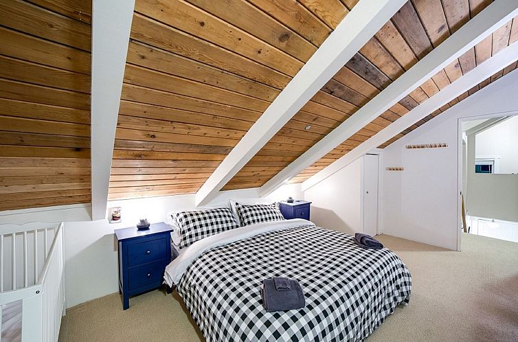 Vakantiehuis Neu gestaltete Hütte mit Whirlpool, Holzofen, 