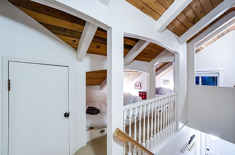 Vakantiehuis Neu gestaltete Hütte mit Whirlpool, Holzofen, 