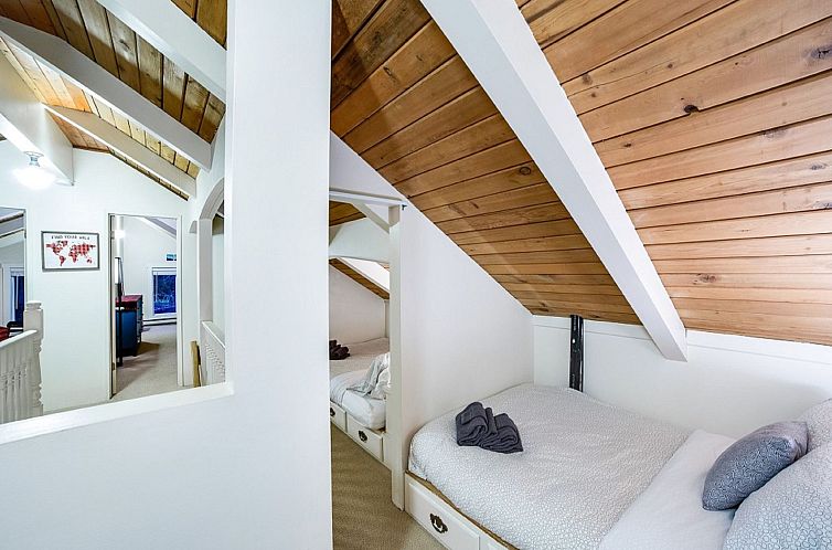 Vakantiehuis Neu gestaltete Hütte mit Whirlpool, Holzofen, 