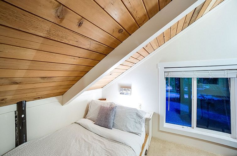 Vakantiehuis Neu gestaltete Hütte mit Whirlpool, Holzofen, 